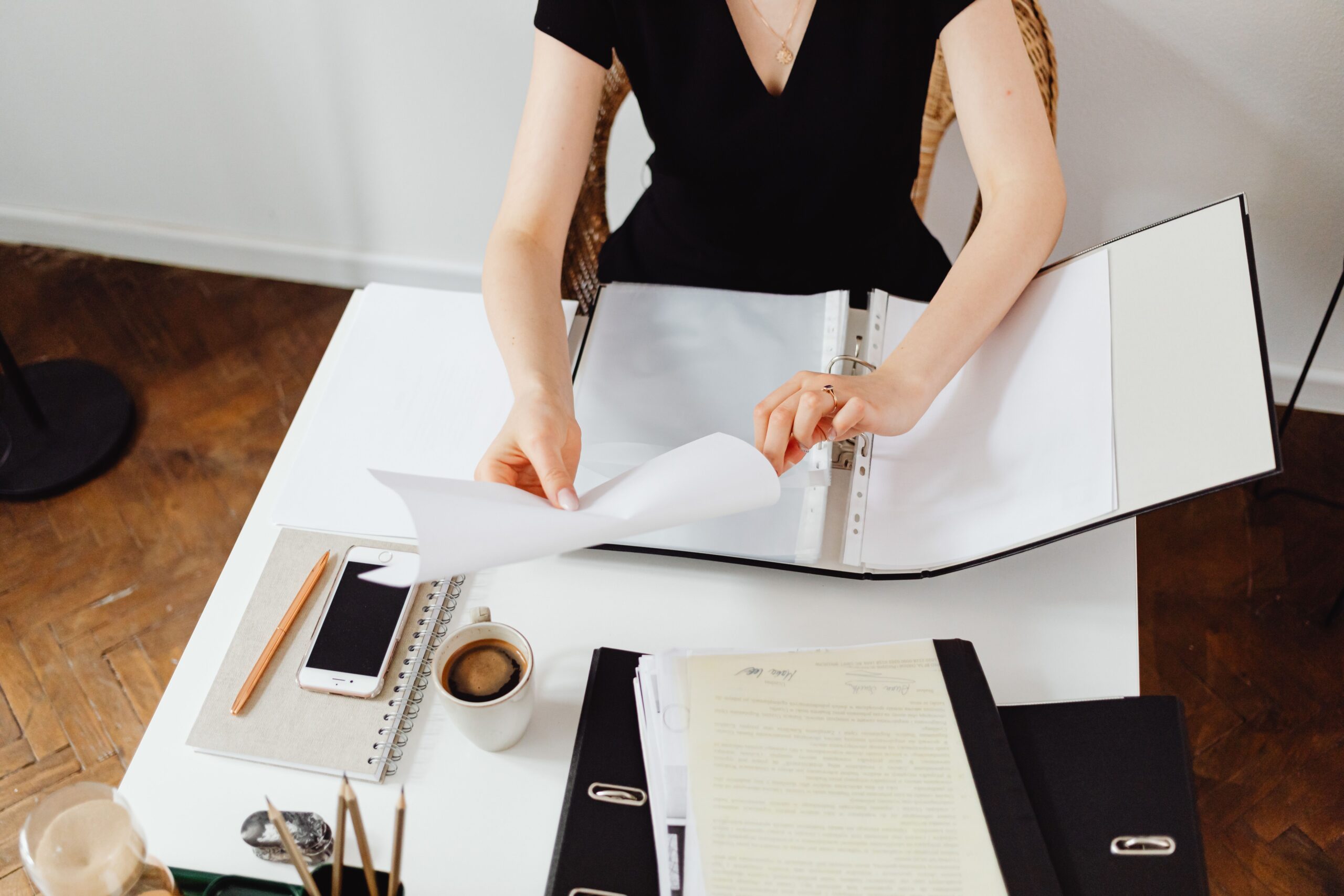 Professionnelle travaillant sur des documents administratifs à son bureau